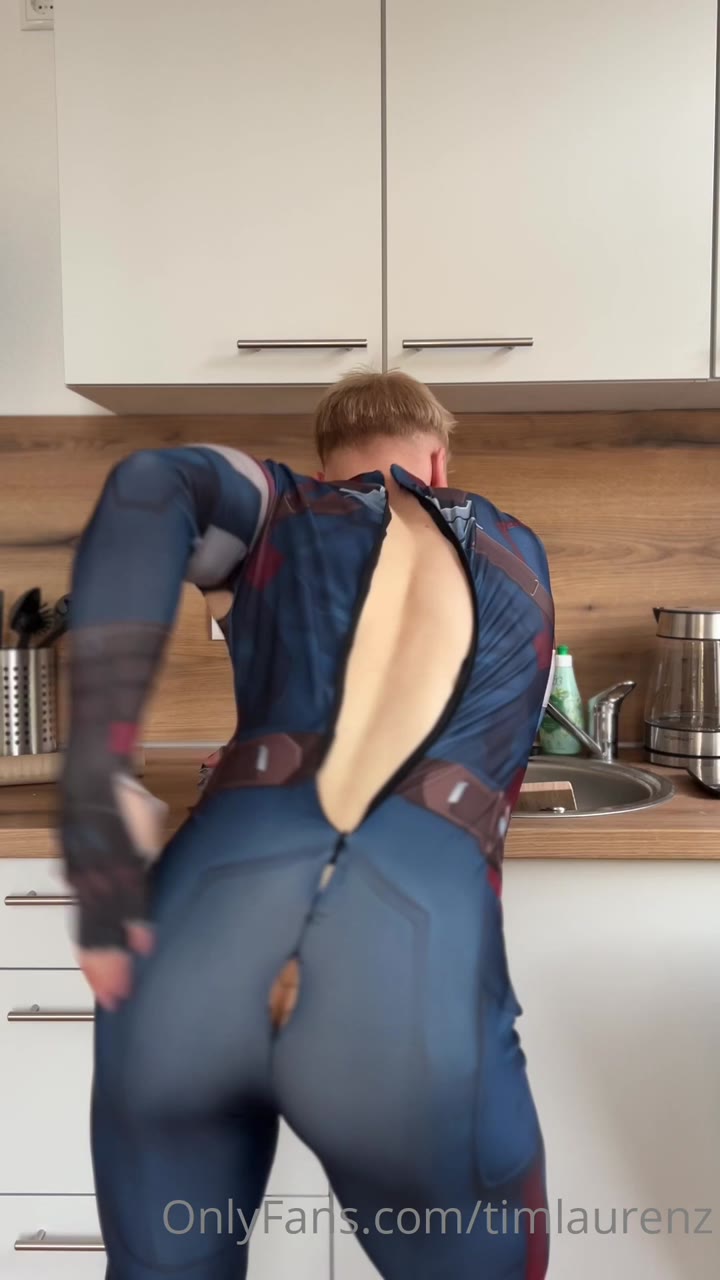 101 Cutie muscle blond TikTok cosplayer Tim Laurenz timlaurenz OnlyFans porn