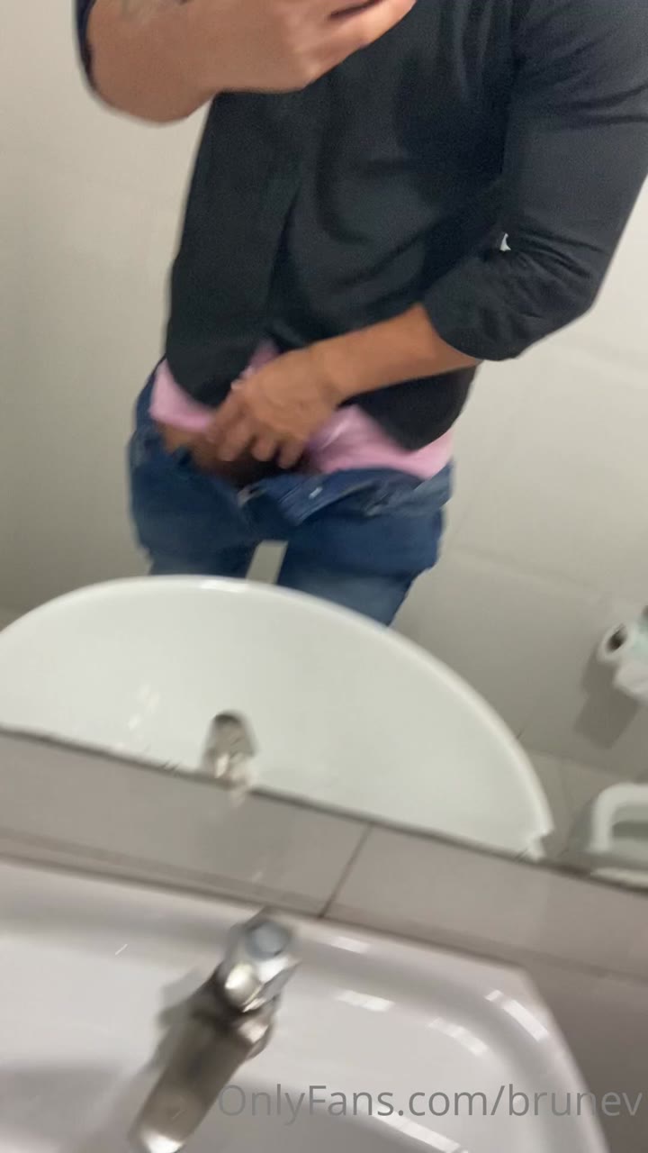 36 Brazilian hunk Brunev Onlyfans Porn LEAKED