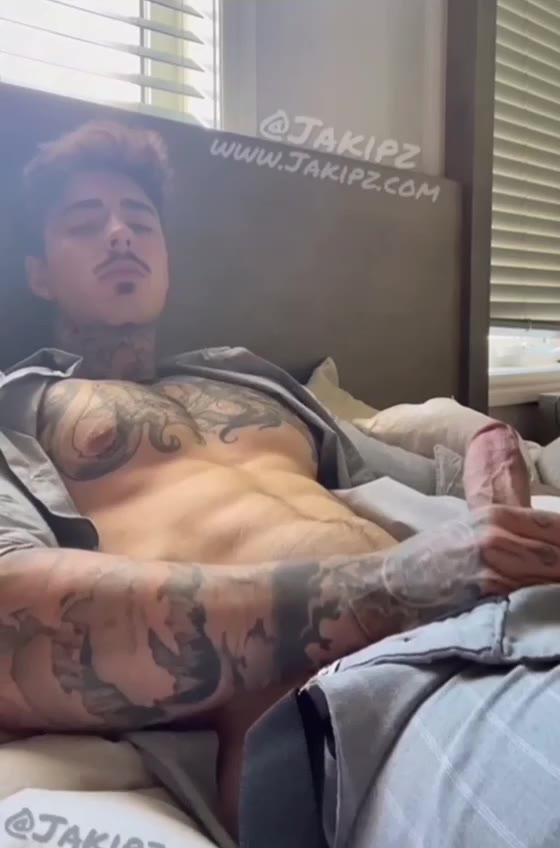 big cock tiktoker Jakipz Jake Andrich cums on himself and dirty talks