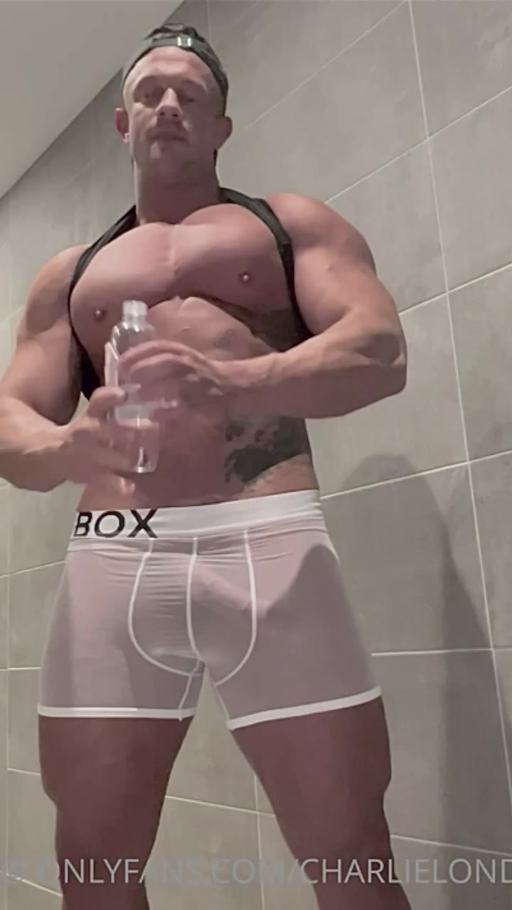 Bodybuilder Charlie London charlielondon plays with his big cock