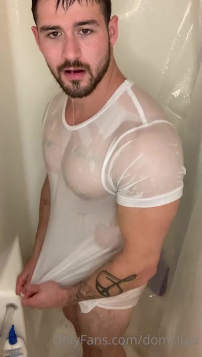 muscle hunk Dominic Guberlet domsluvz plays with his cock in the shower