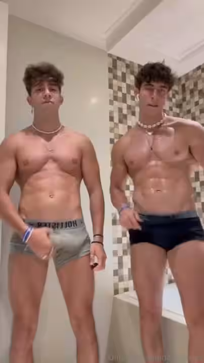 Sergio Mengual y su hermano David Mengual se masturban juntos
