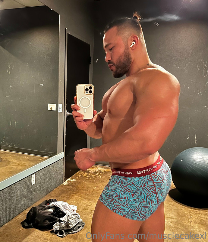 32 Beefy Hunk MuscleCakeXL OnlyFans porn