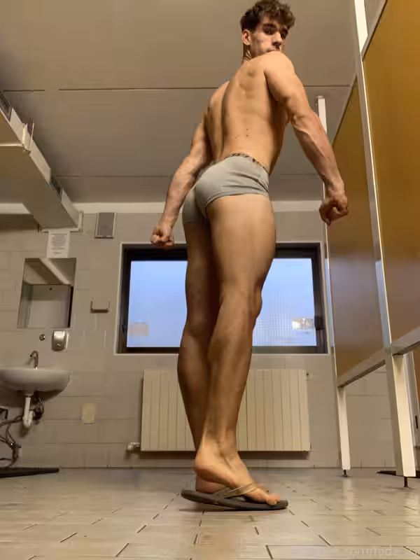 328 Italian muscle hunk Federico fede_21 onlyfans wank off porn