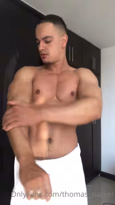 33 Muscle hunk Thomas Parker thomas_parker OnlyFans porn