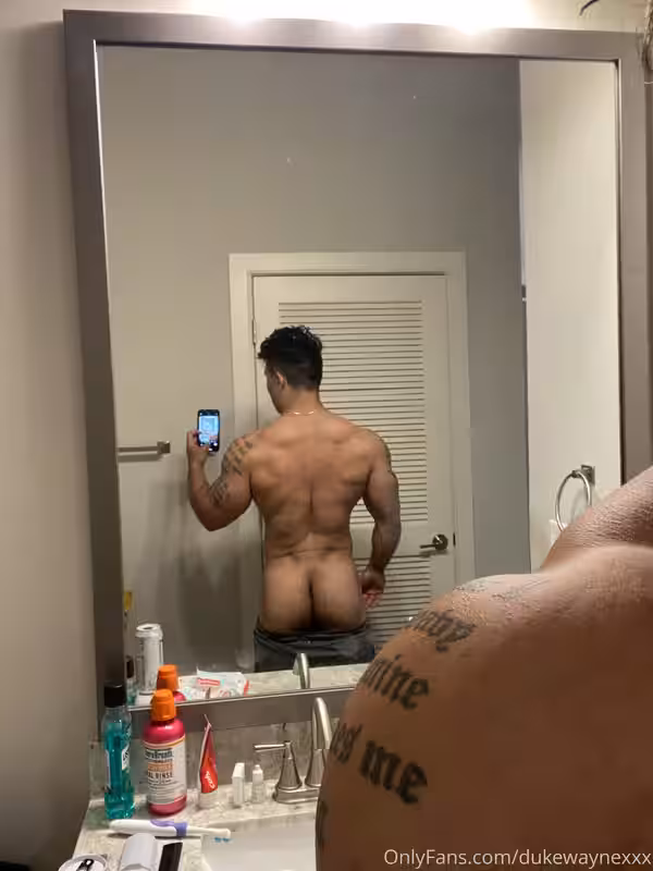 Exposed dirty talk Duke Wayne muscle
0