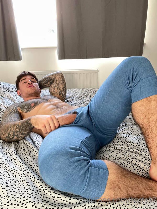 Devoted wanking off personal trainer Chris Hatton onlyfans pics
0