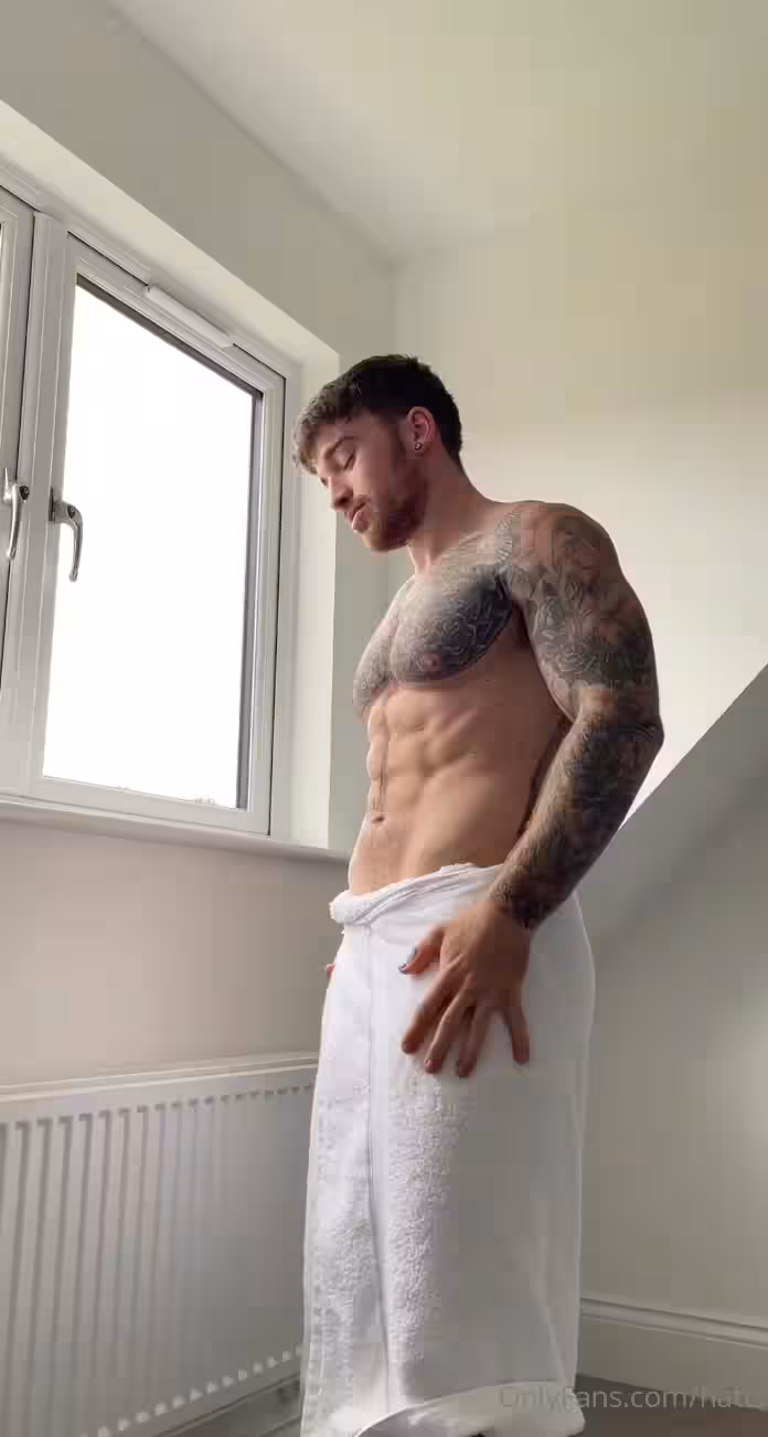 hairy Chris Hatton onlyfans leaked pics
0