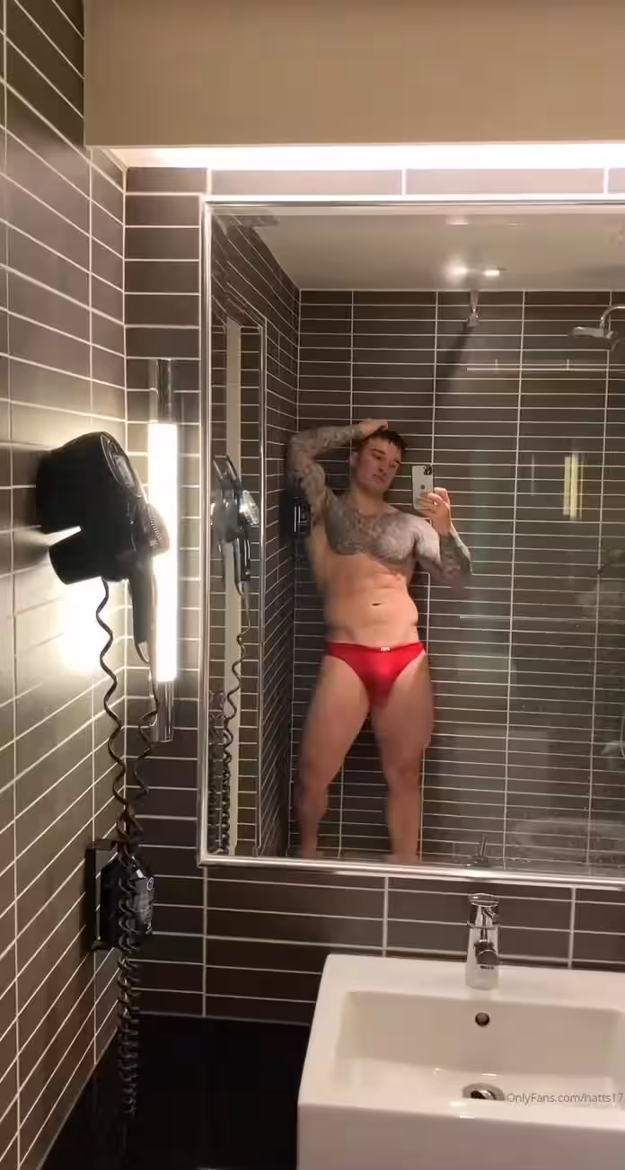 manly personal trainer Chris Hatton sextape
0