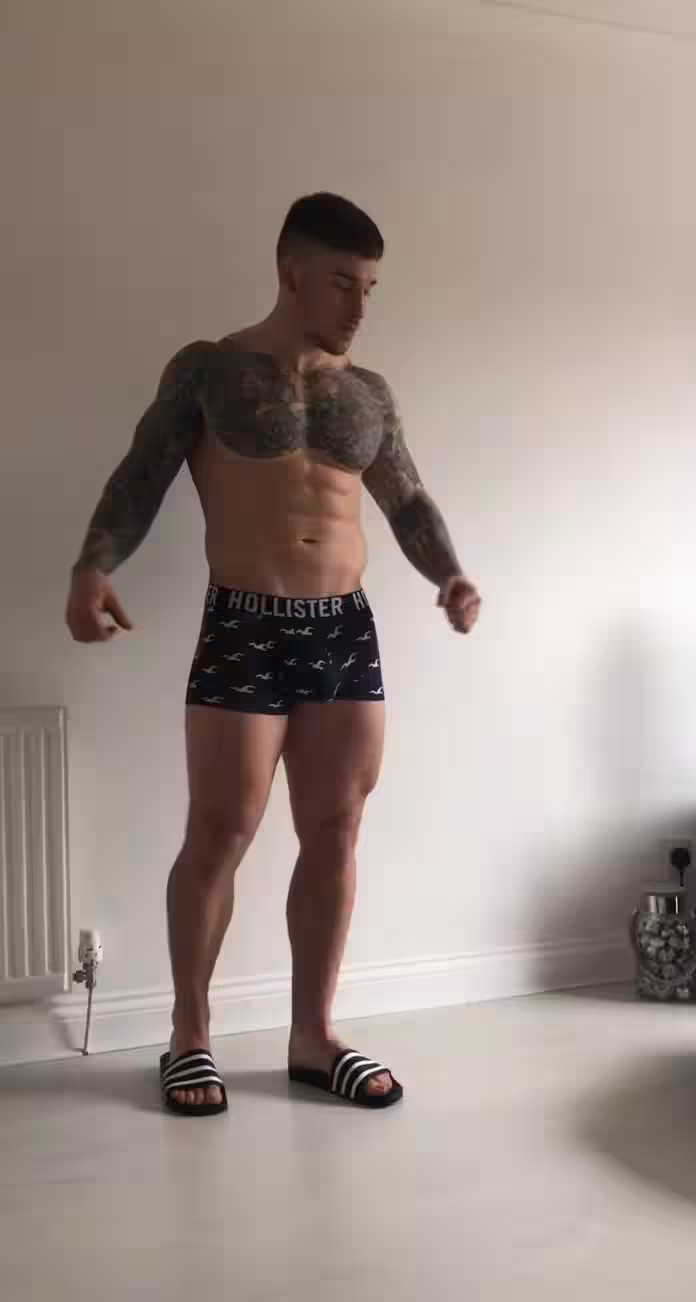 muscular personal trainer Chris Hatton   VIDFULL Epic
0