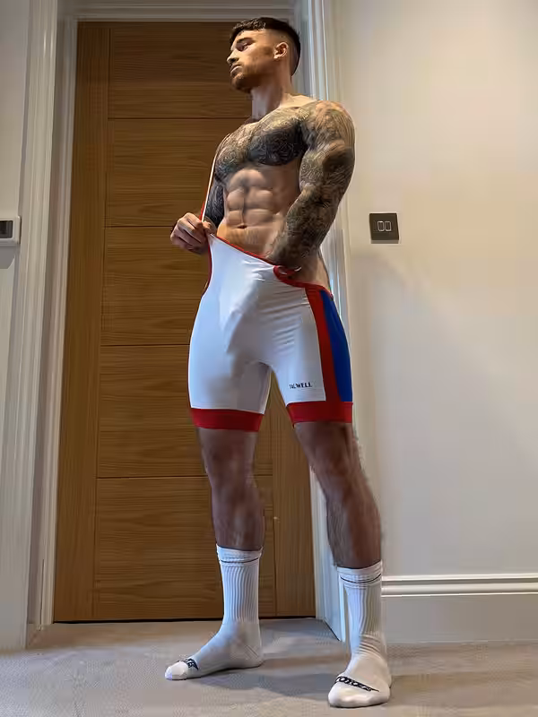 personal trainer Chris Hatton ass
0