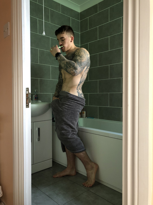 pretty personal trainer Chris Hatton pecs
0