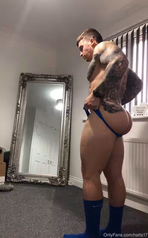 Resolute wanking off personal trainer Chris Hatton pecs
0