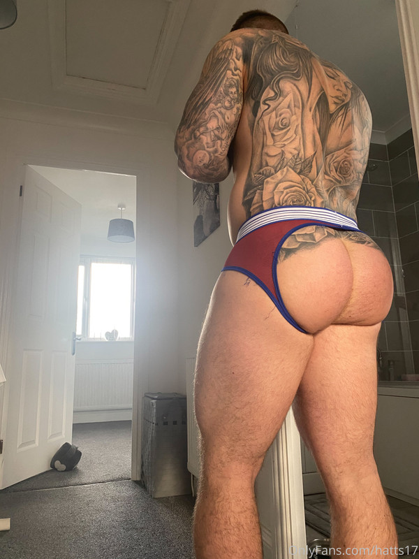Sensational personal trainer Chris Hatton masturbating
0