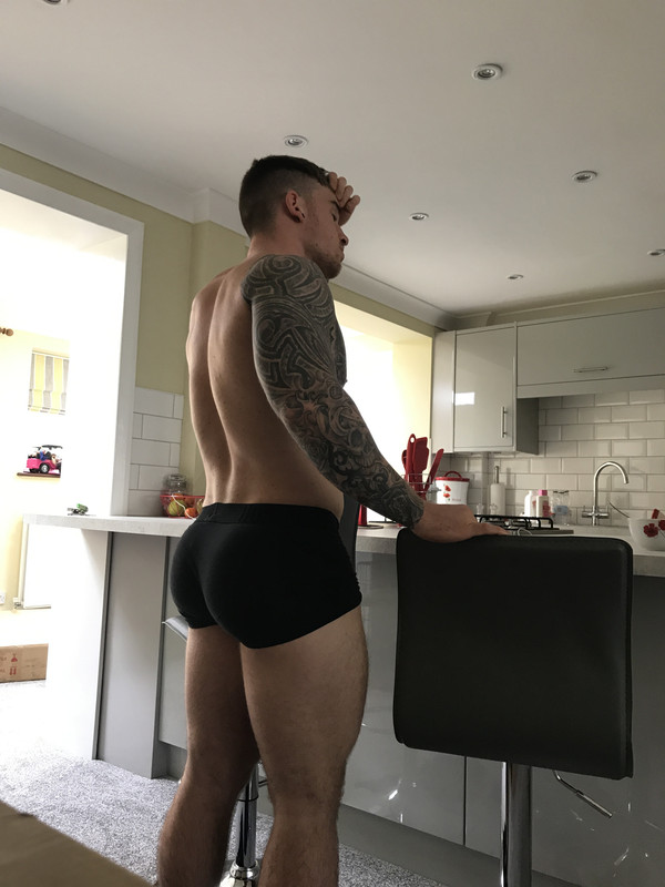 Sensational personal trainer Hatts17 big pecs
0