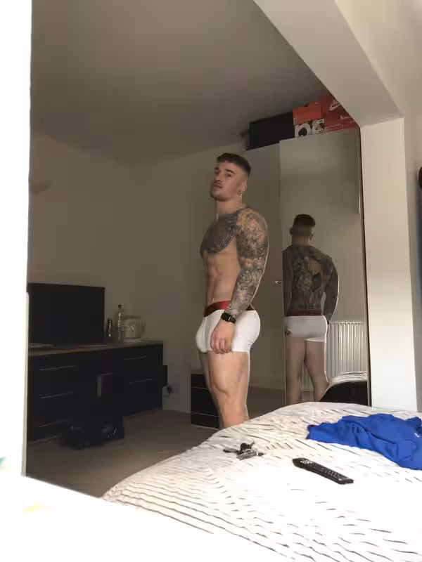 sexy hoe masturbating hattshealth Chris Hatton big pecs
0