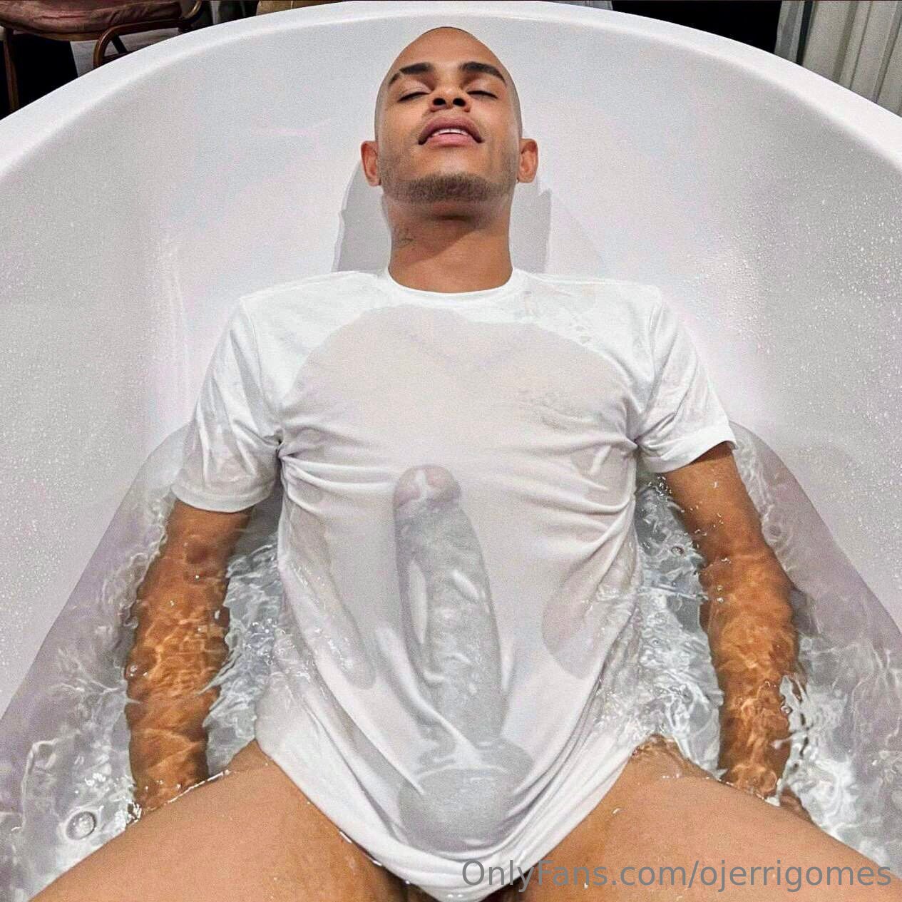 Sensational hunk JÉRRI GOMES big pecs
0