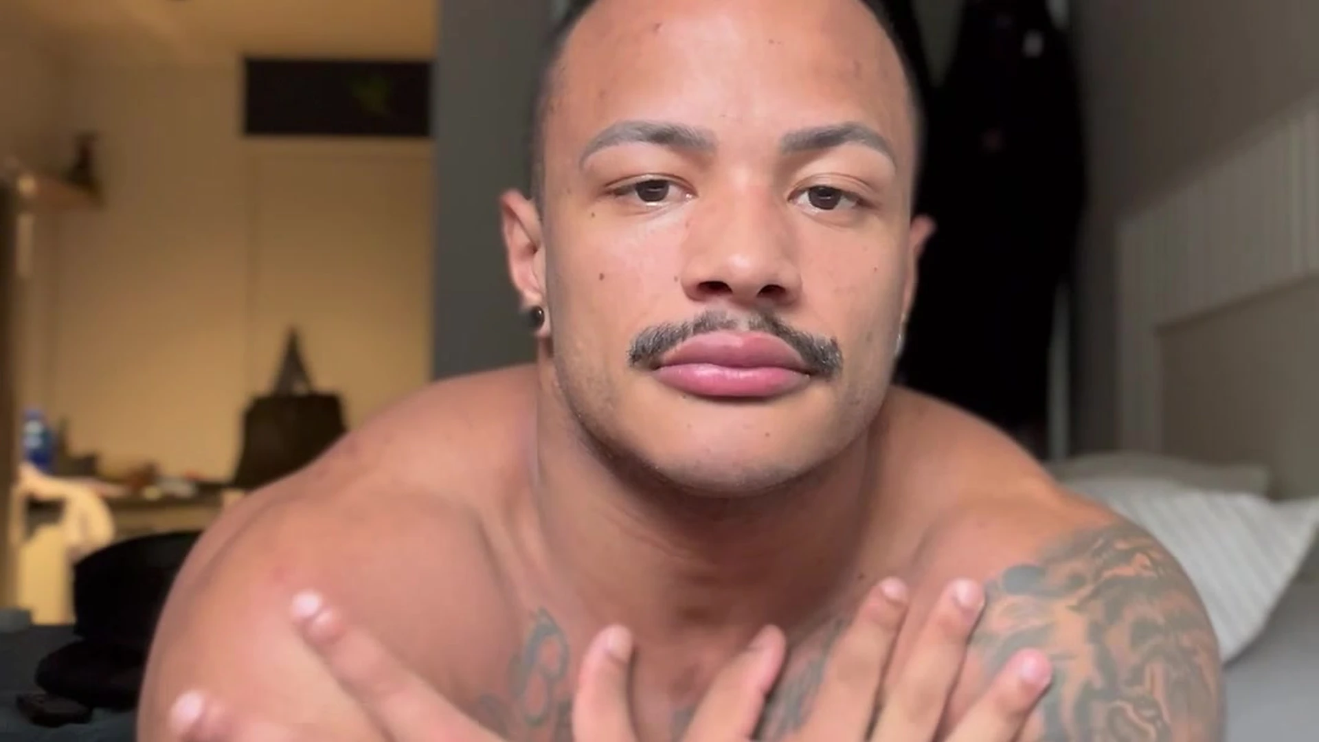 Affable  stud JÉRRI GOMES sex Epic
0