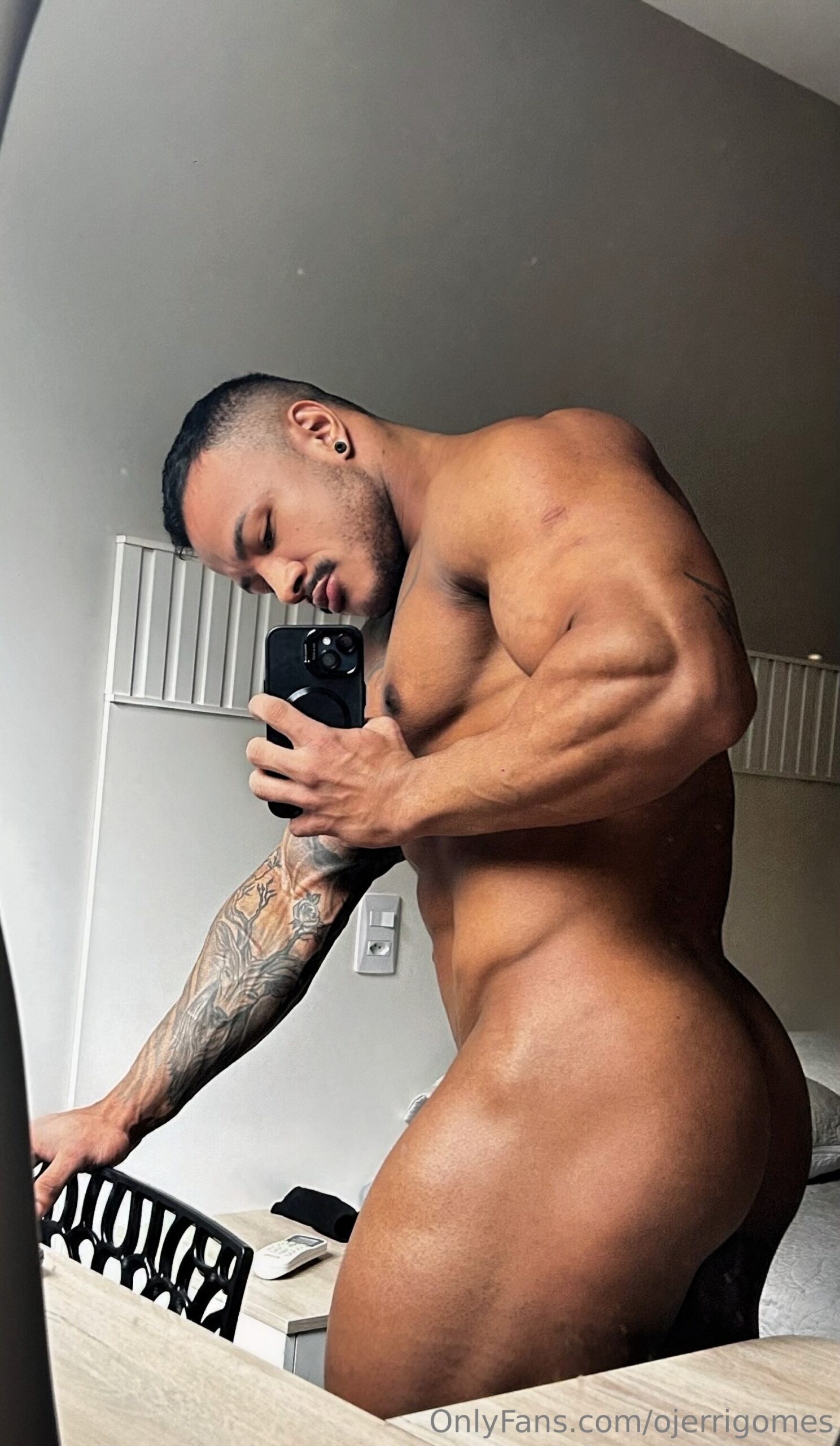brazilian JÉRRI GOMES of Exposed
0