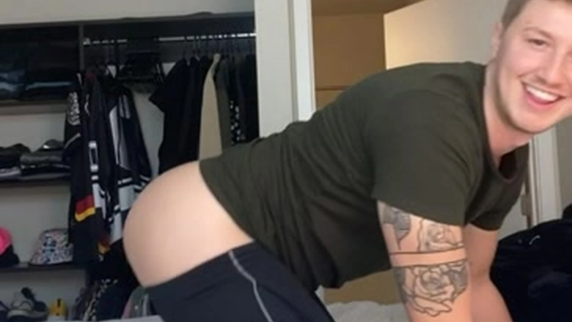 CODYGUNZXXX Playing with my tight hole till I shot a big load
0