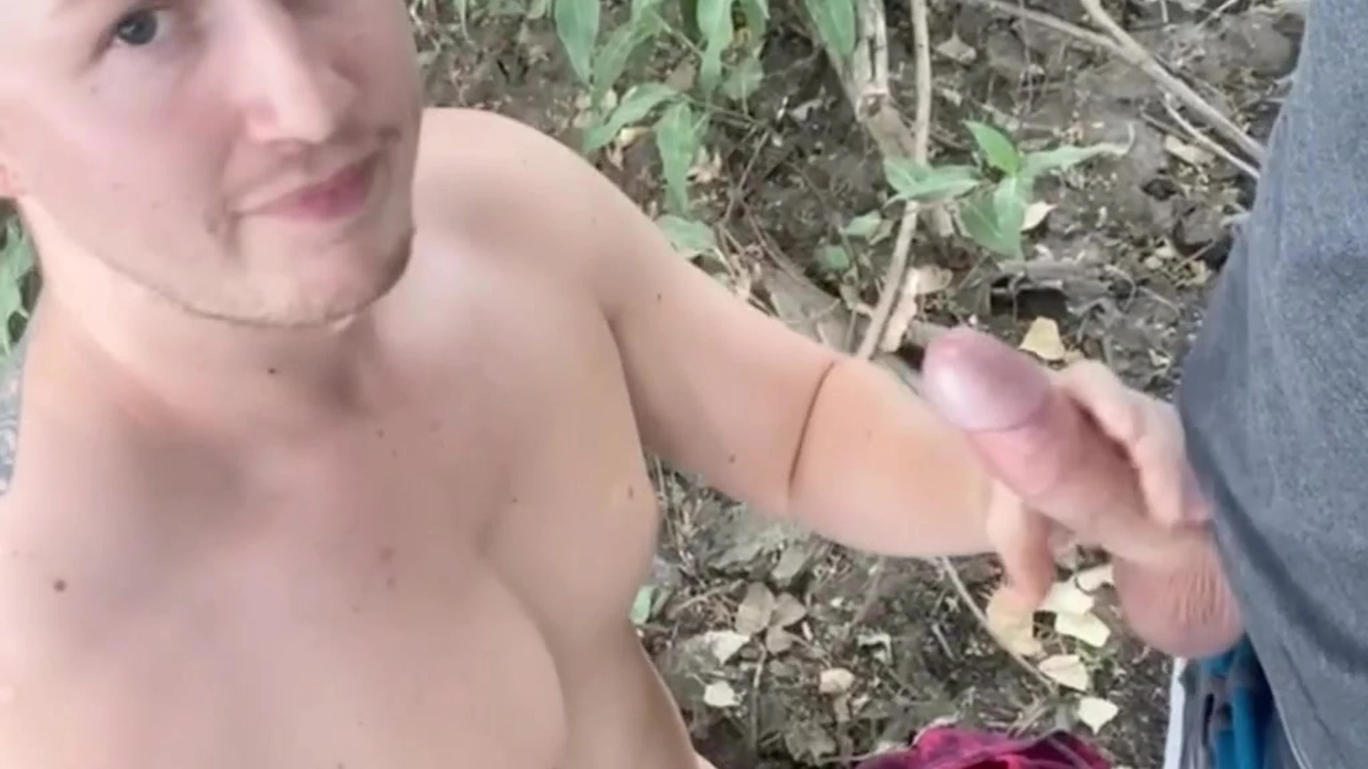CODYGUNZXXX Sucking a big dick in nature
1