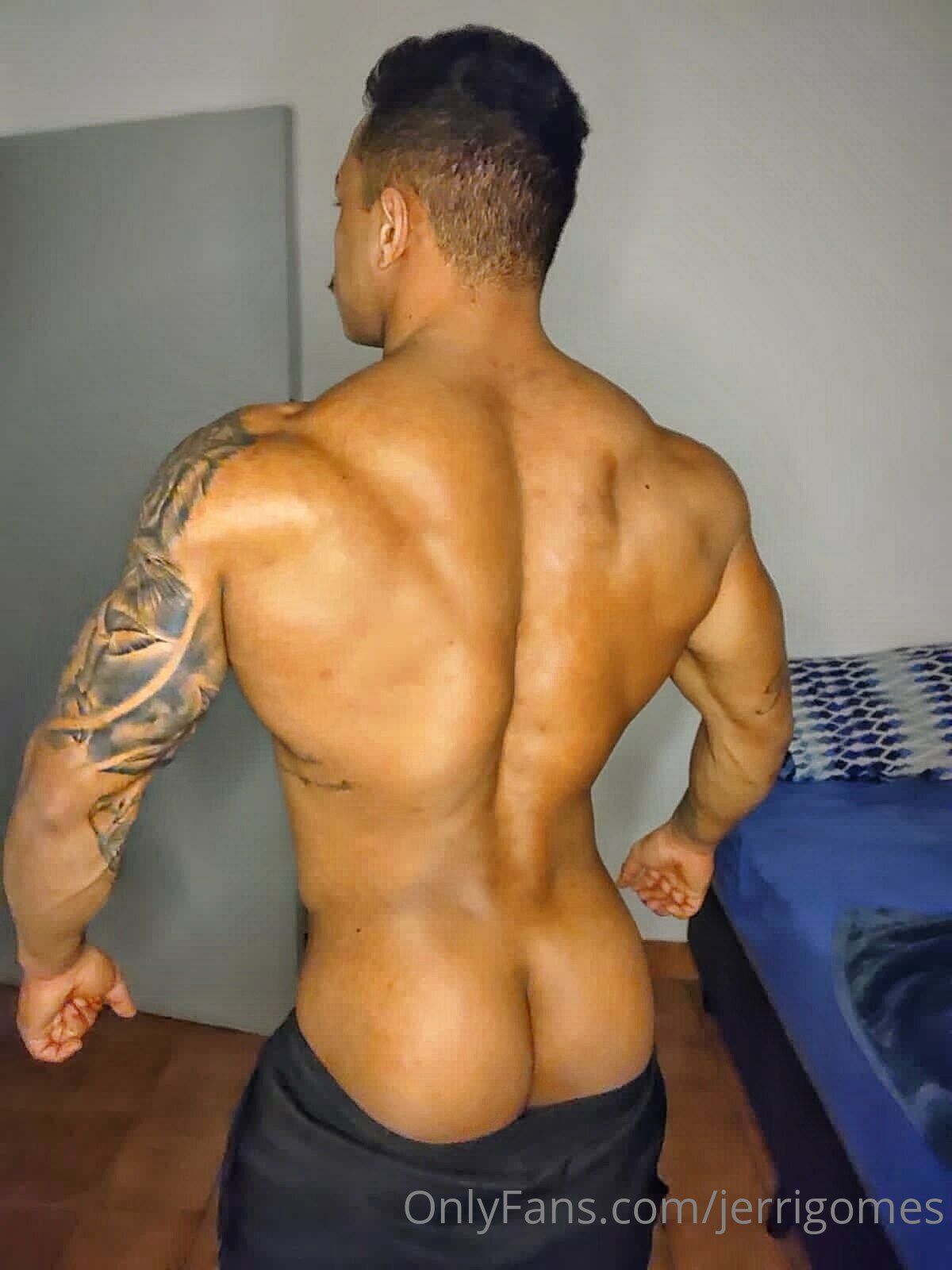 slutty babe hunk JÉRRI GOMES masturbating Sensational
0