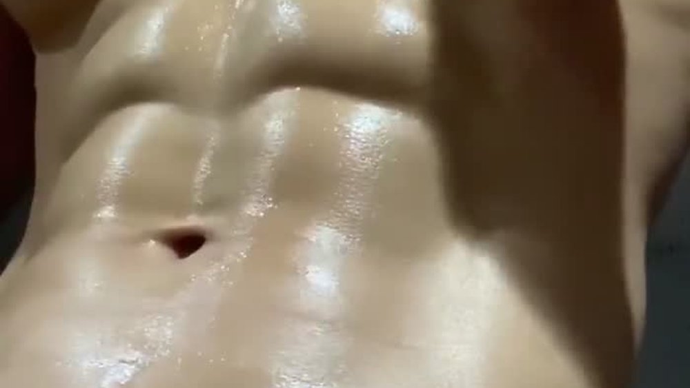 asian hunk jjdile oils himself up
224