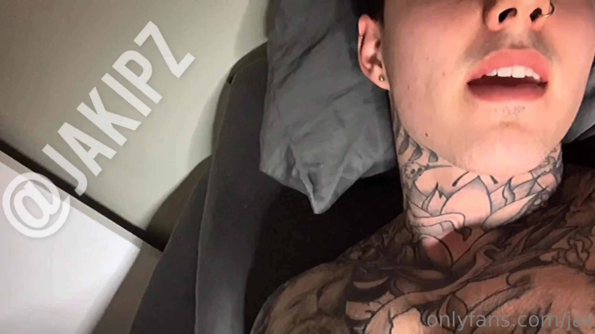 Exposed big dick Jakipz
0