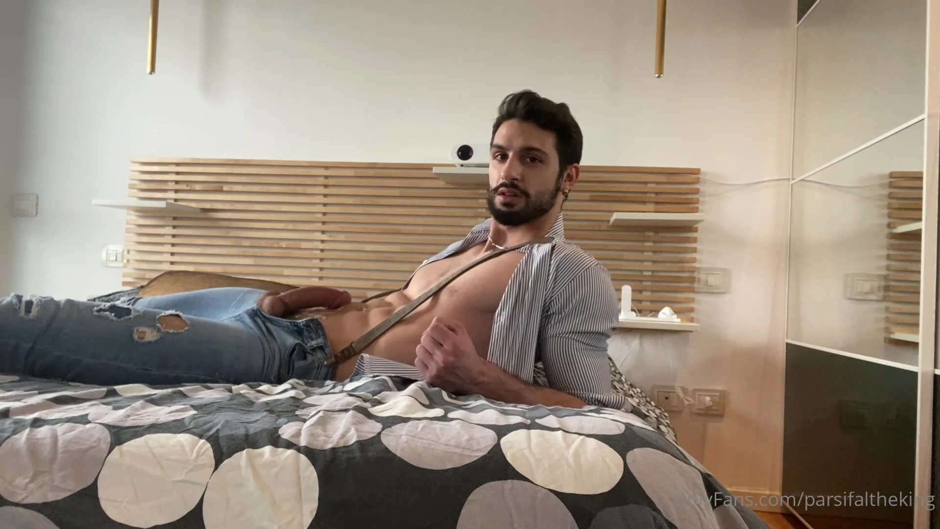 Exposed hot stud Parsifaltheking of leaks
0
