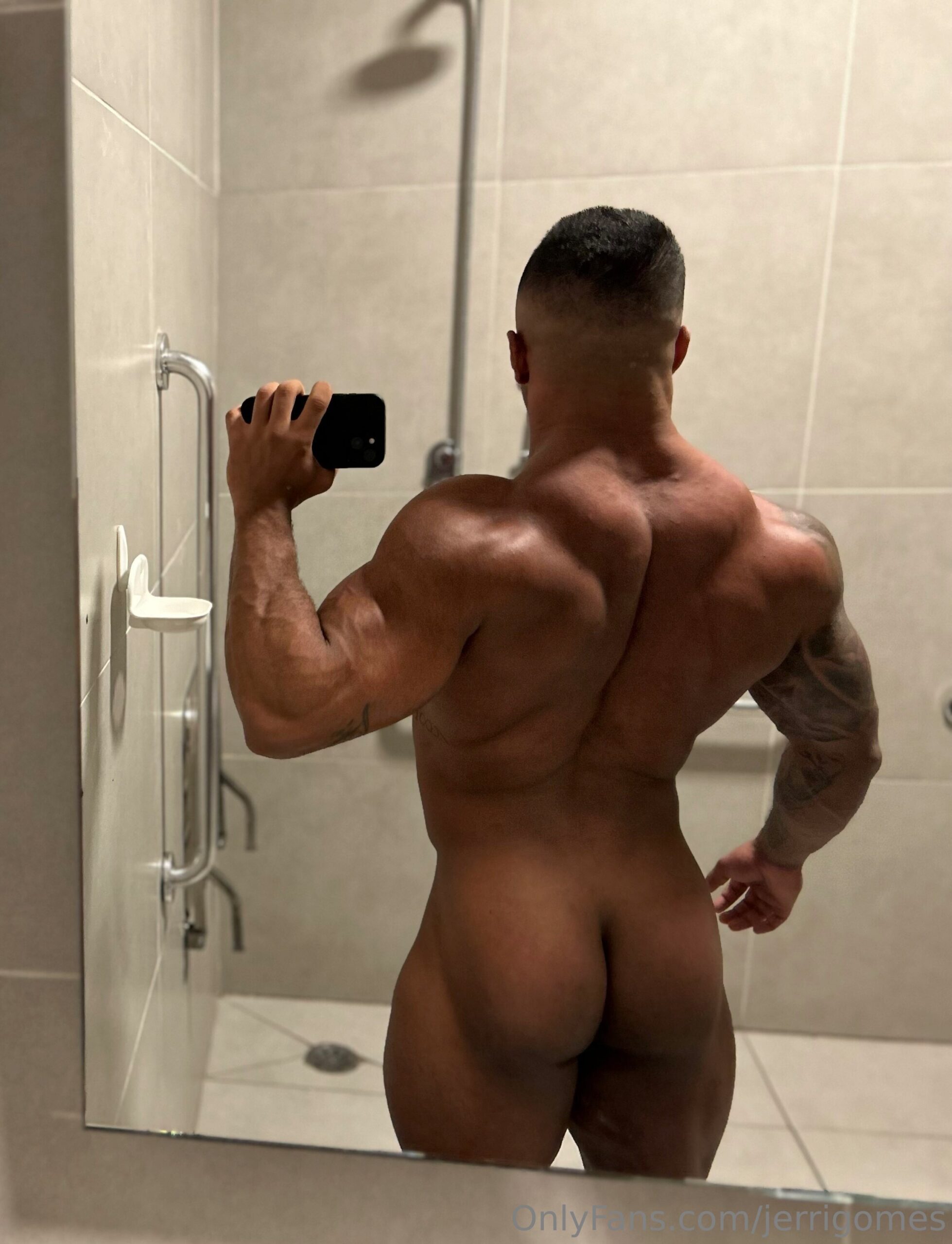 Exposed   hunk JÉRRI GOMES nude pecs
0
