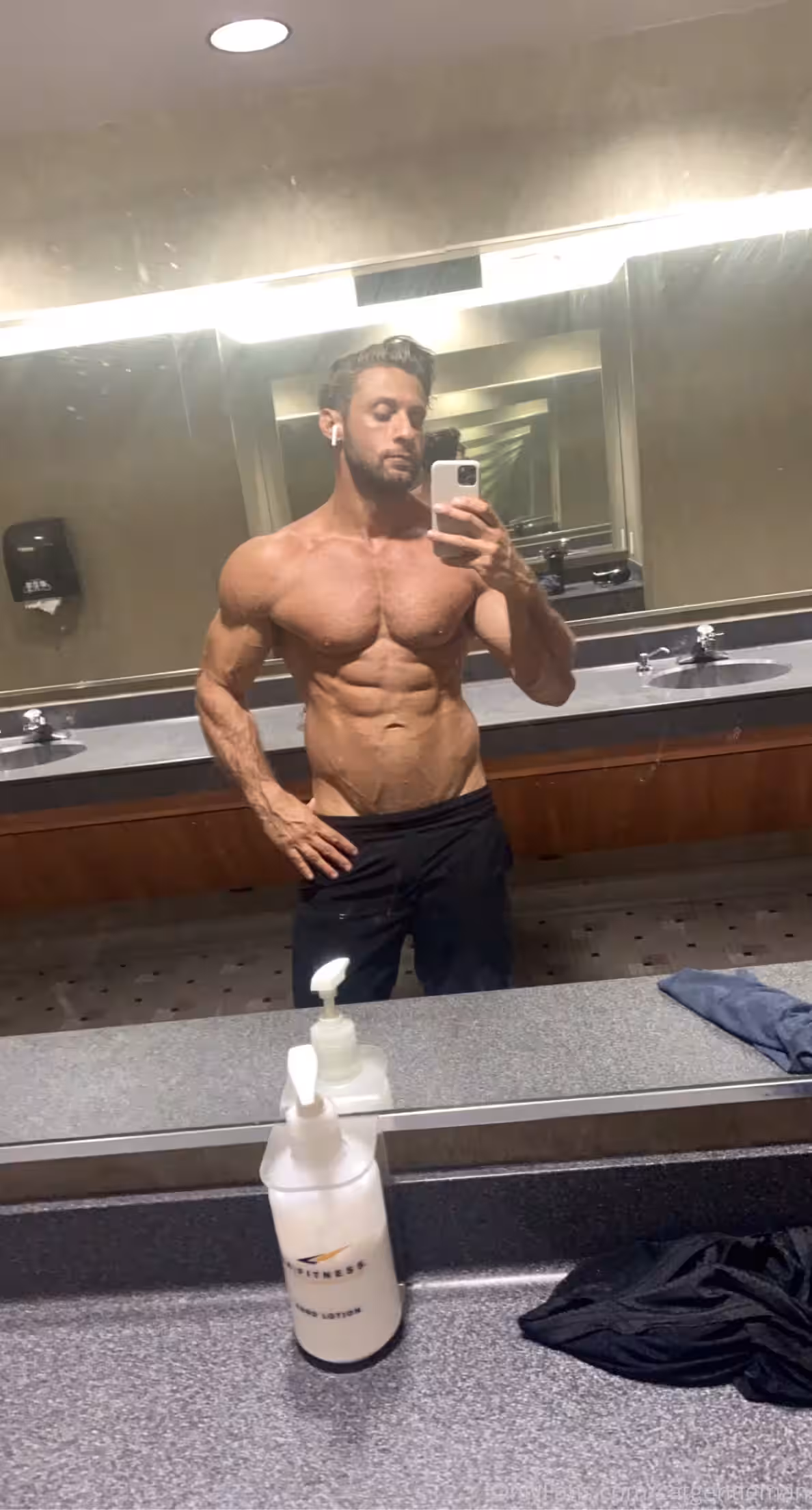 king_media Dom King nude hunk Exposed
2
