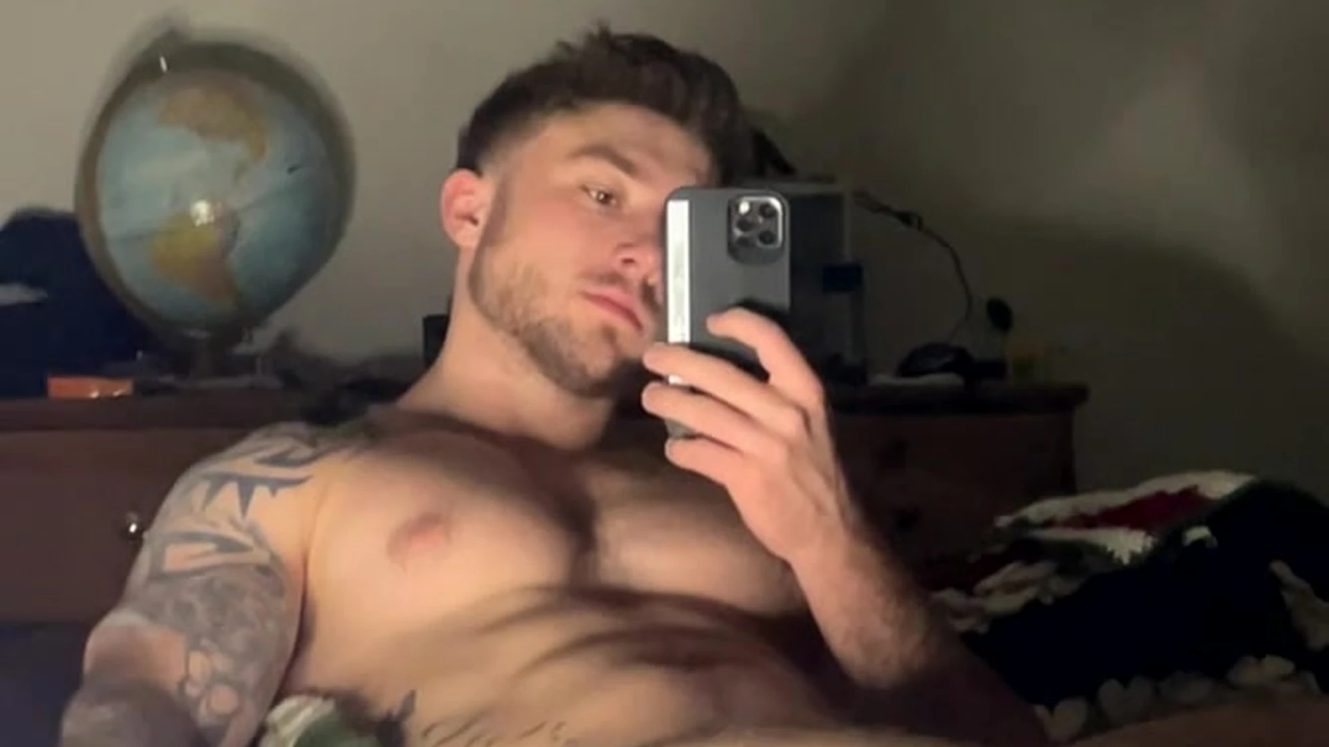Magnetic  tiktoker garett__nolan ass
0