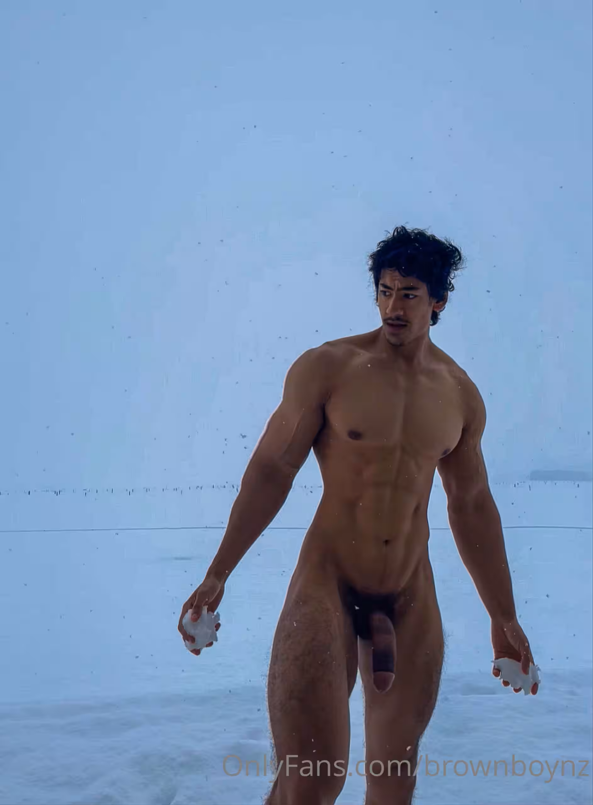 Captivating  wanking off big cock brownboyfitt
0