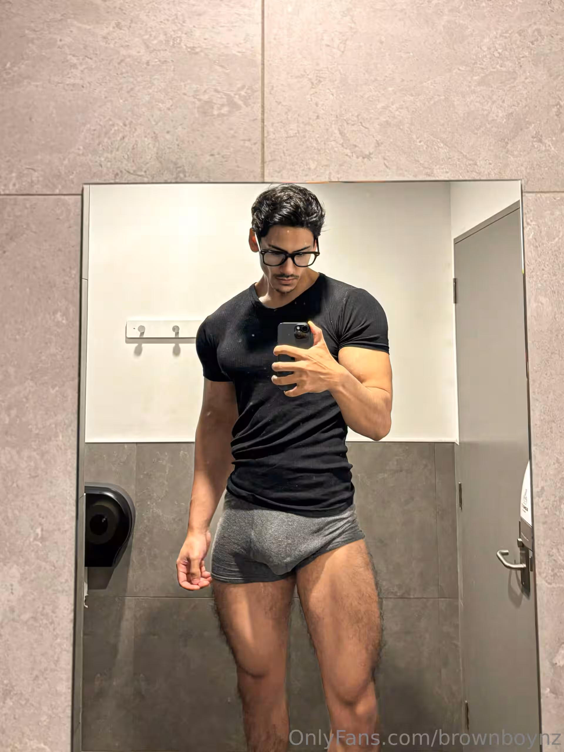 attractive wanking off kiwi Brownboynz cock
9