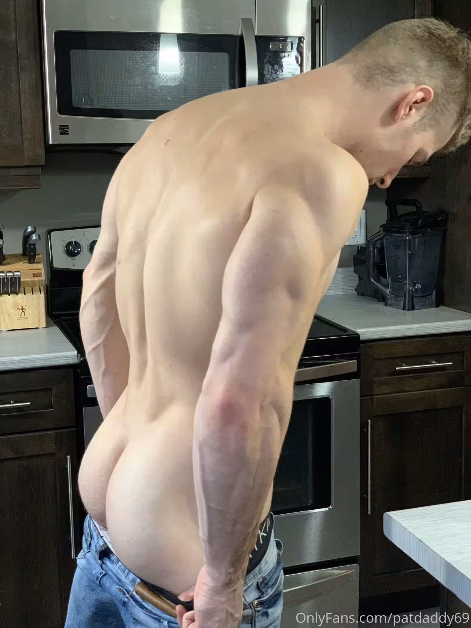 Exposed bodybuilder Patrick Leblanc porn pic
0