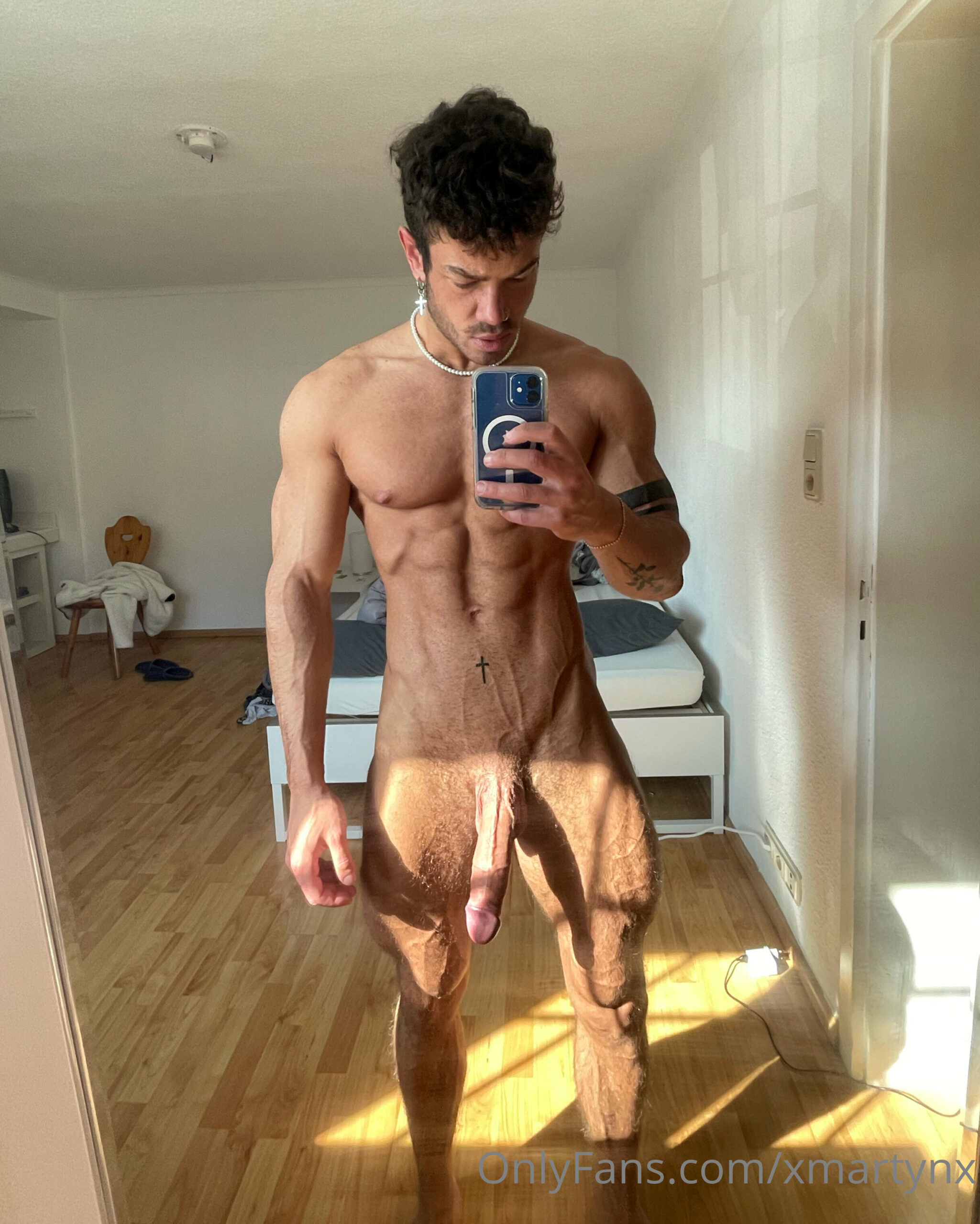 Exposed Dazzling  tattooed martynlifts ass
1