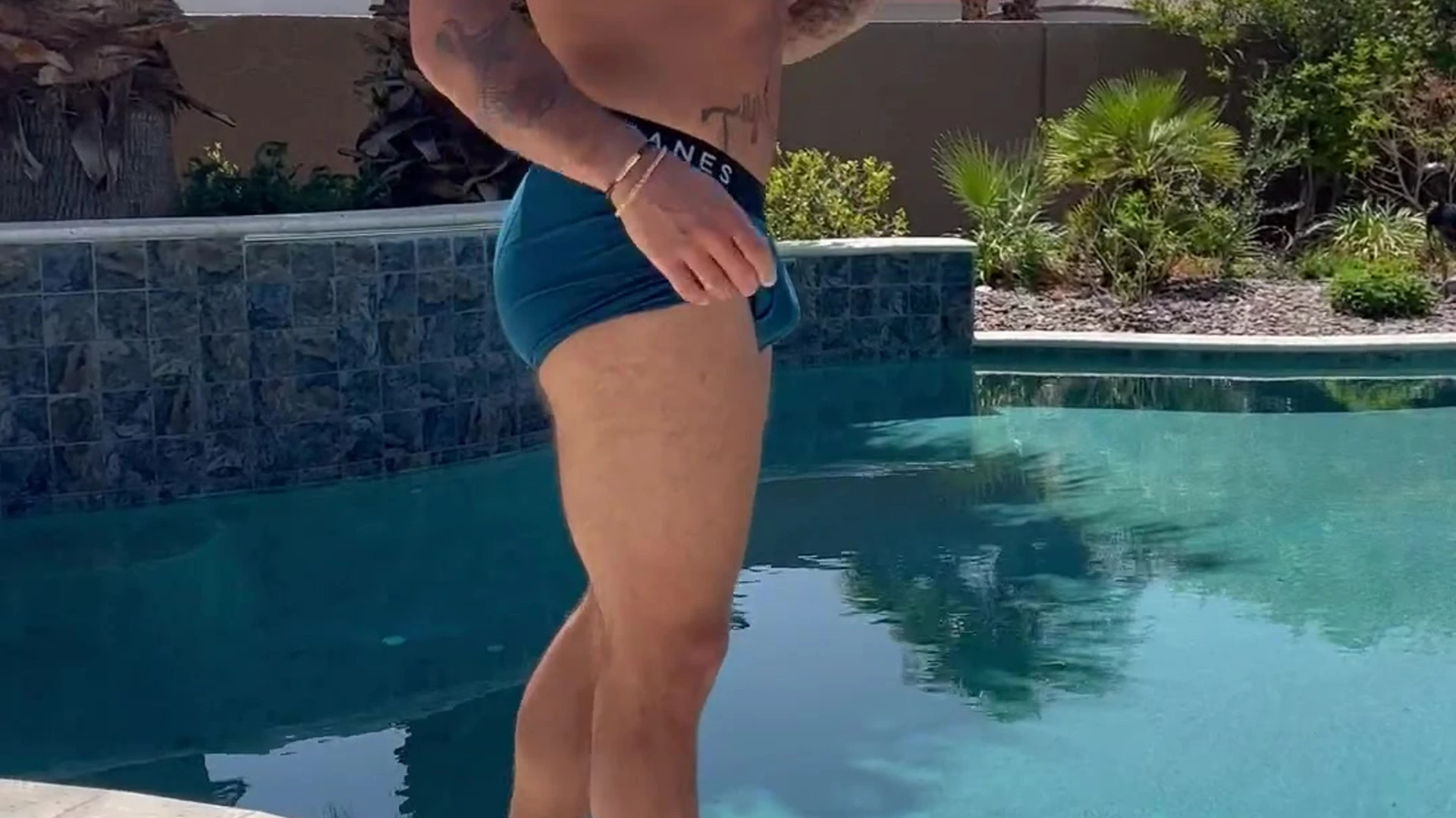 Flashman Wade dallaswade My homie recording me in my back yard tanning my ass, deciding if i should shave or not What u thin
1