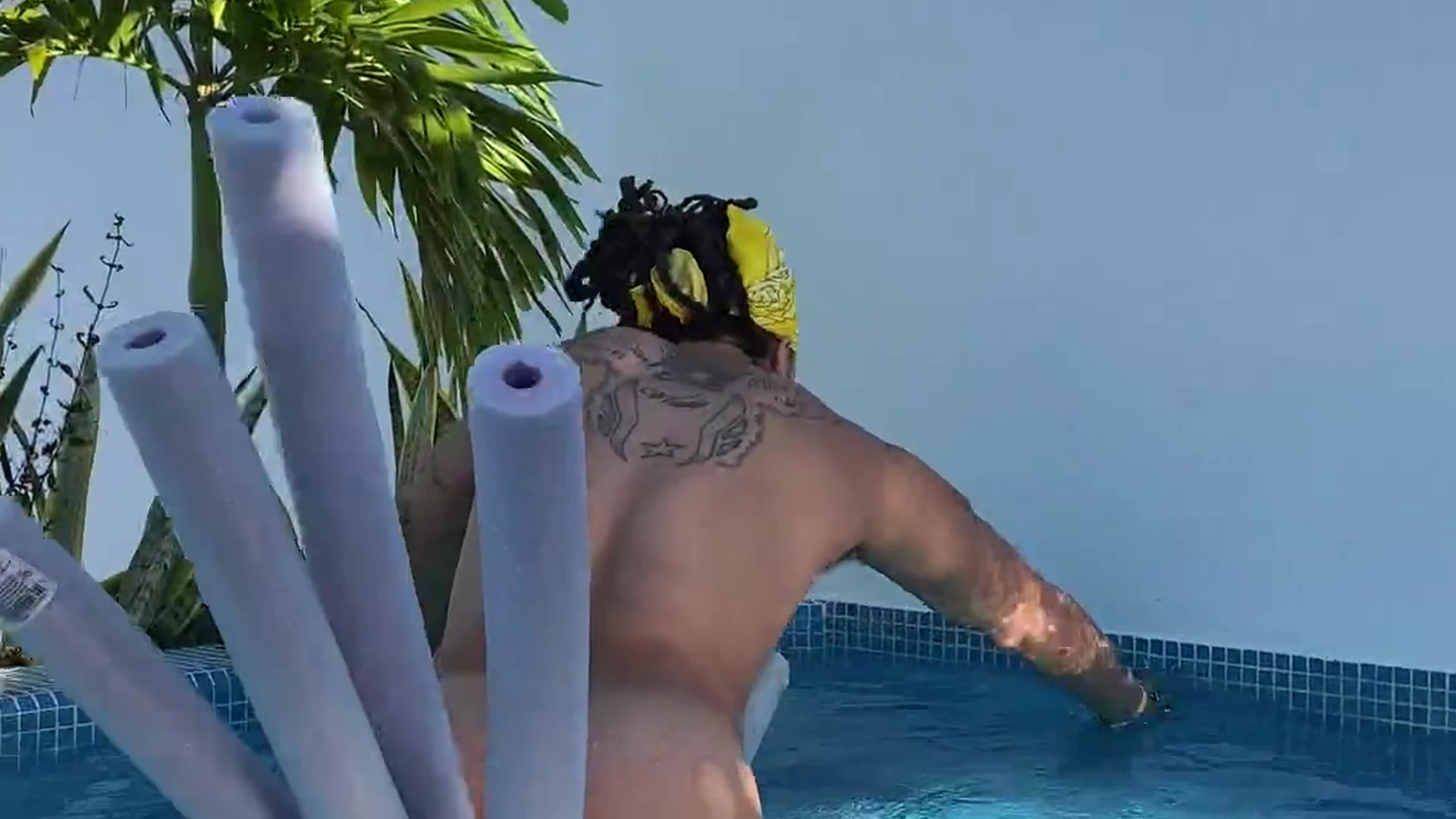 Flashman Wade dallaswade   My naked ass in these pools idc who watchin
2