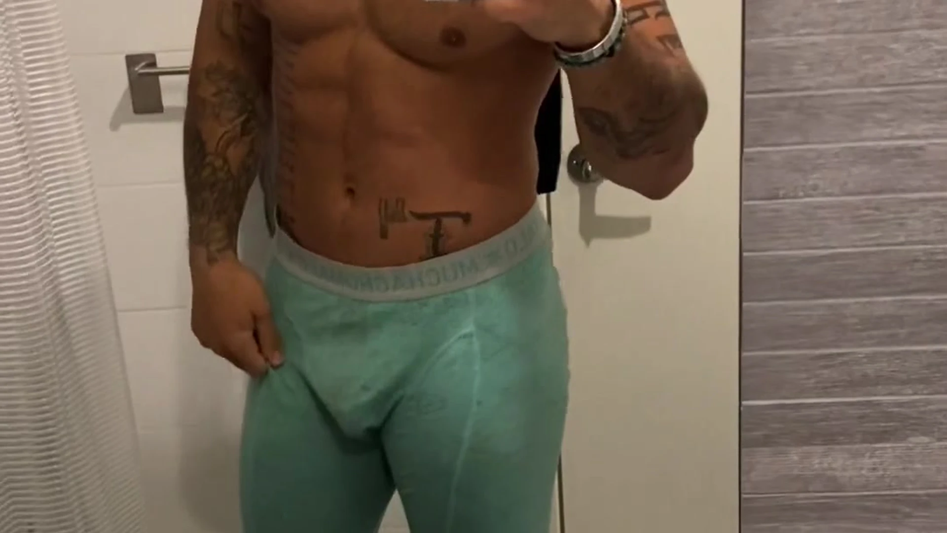 Flashman Wade dallaswade Special lil surprise for you half way through this video squatting over the camera
0