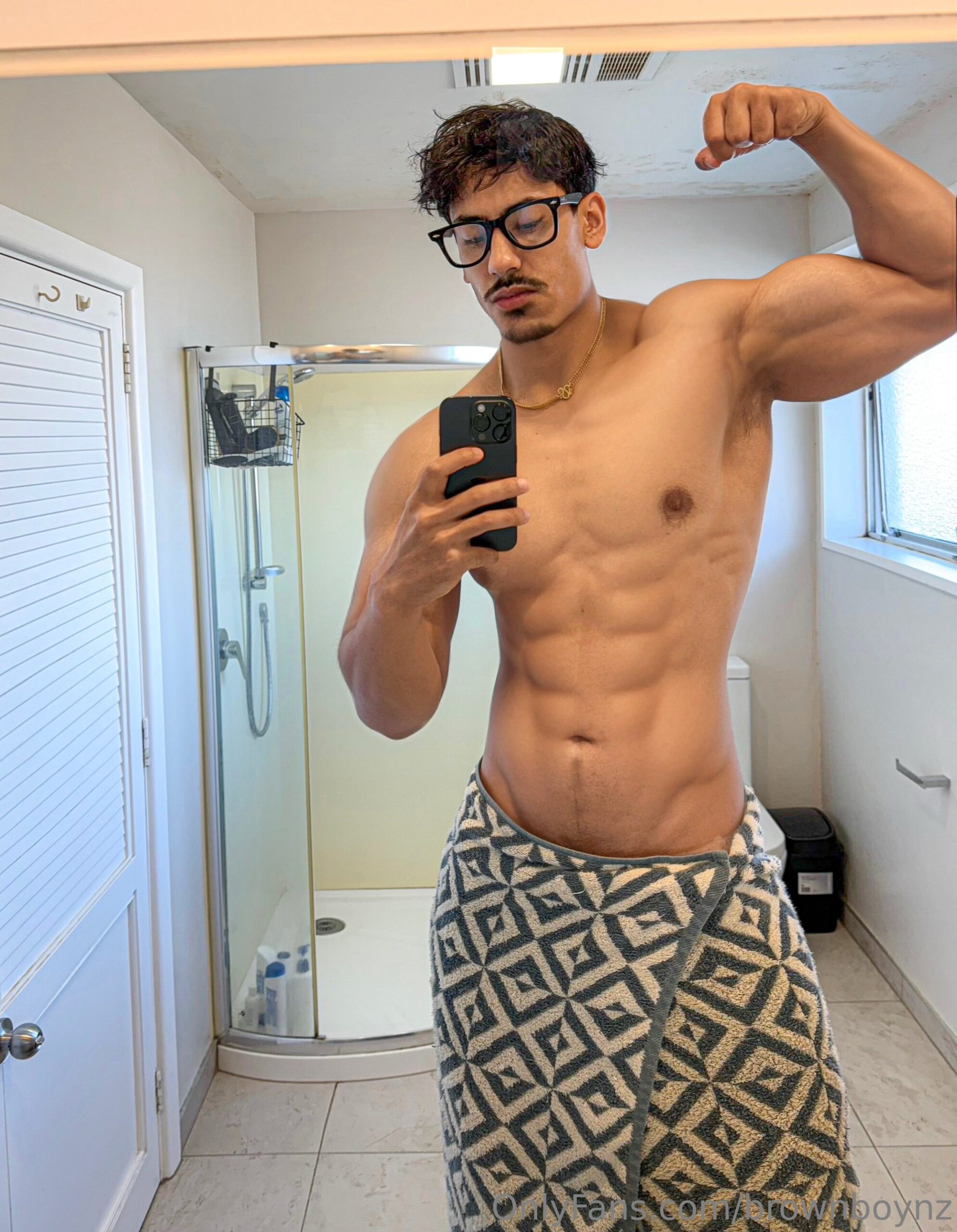 influencer stud Brownboynz masturbating
4