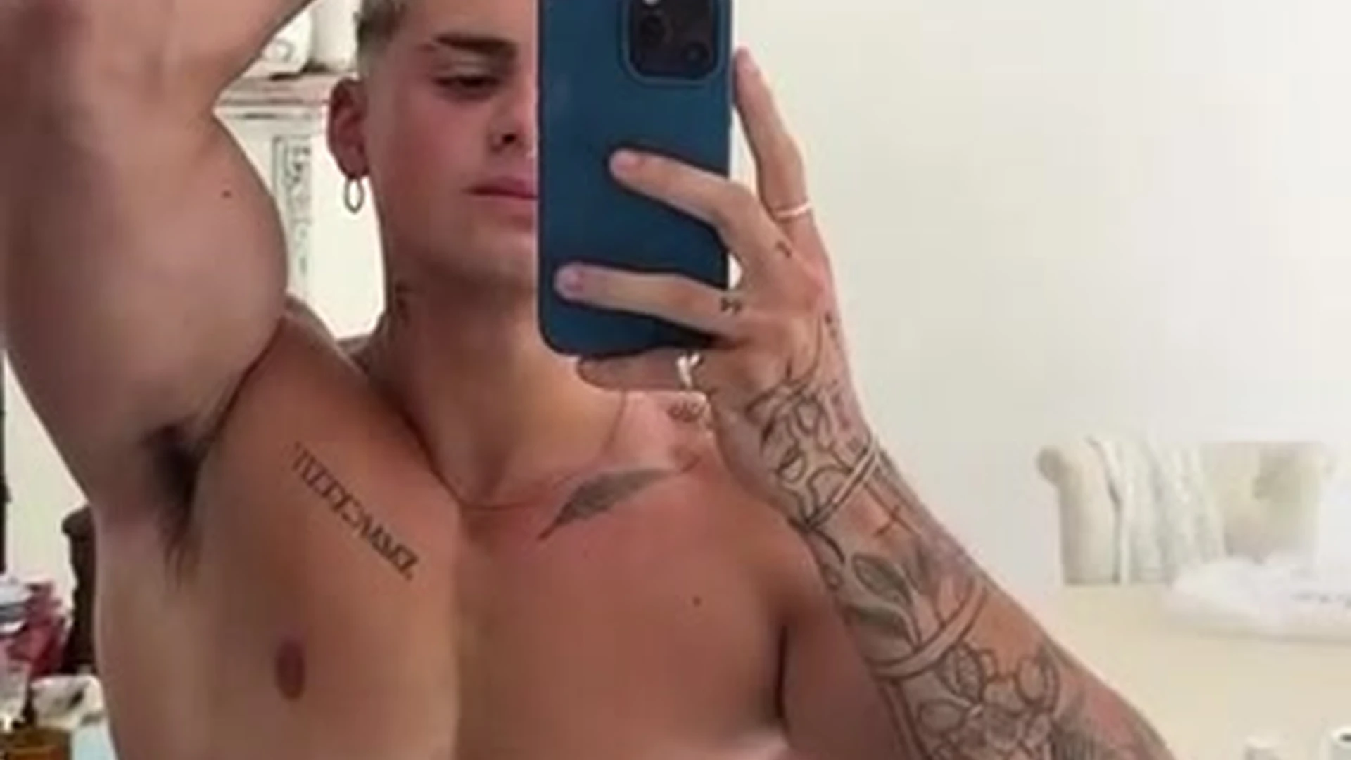 sexy machote Simón Costa nude Sensational
0