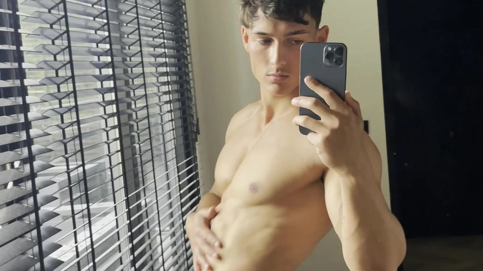Amicable wanking off STUD levyvanwilgen Nude porn
6