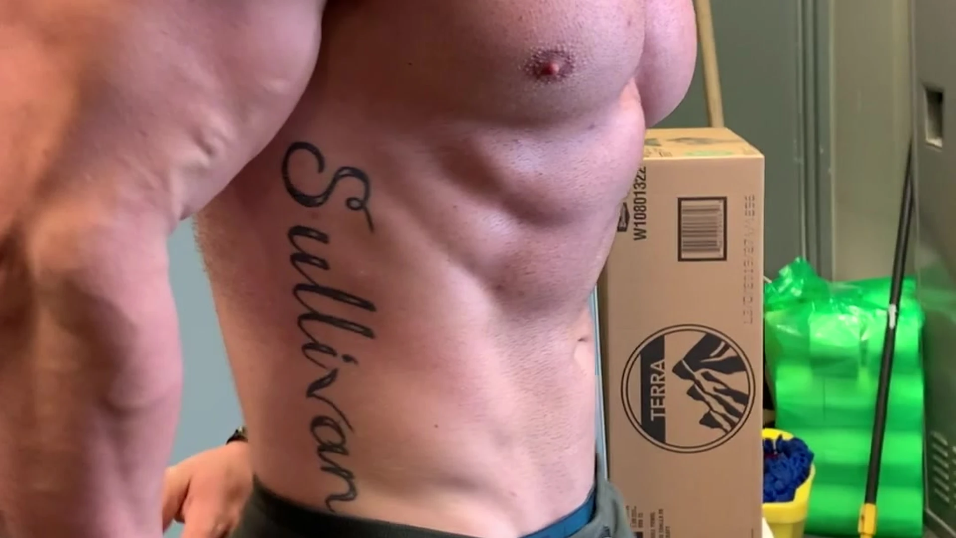 Babe veiny STEEL of leaks
0