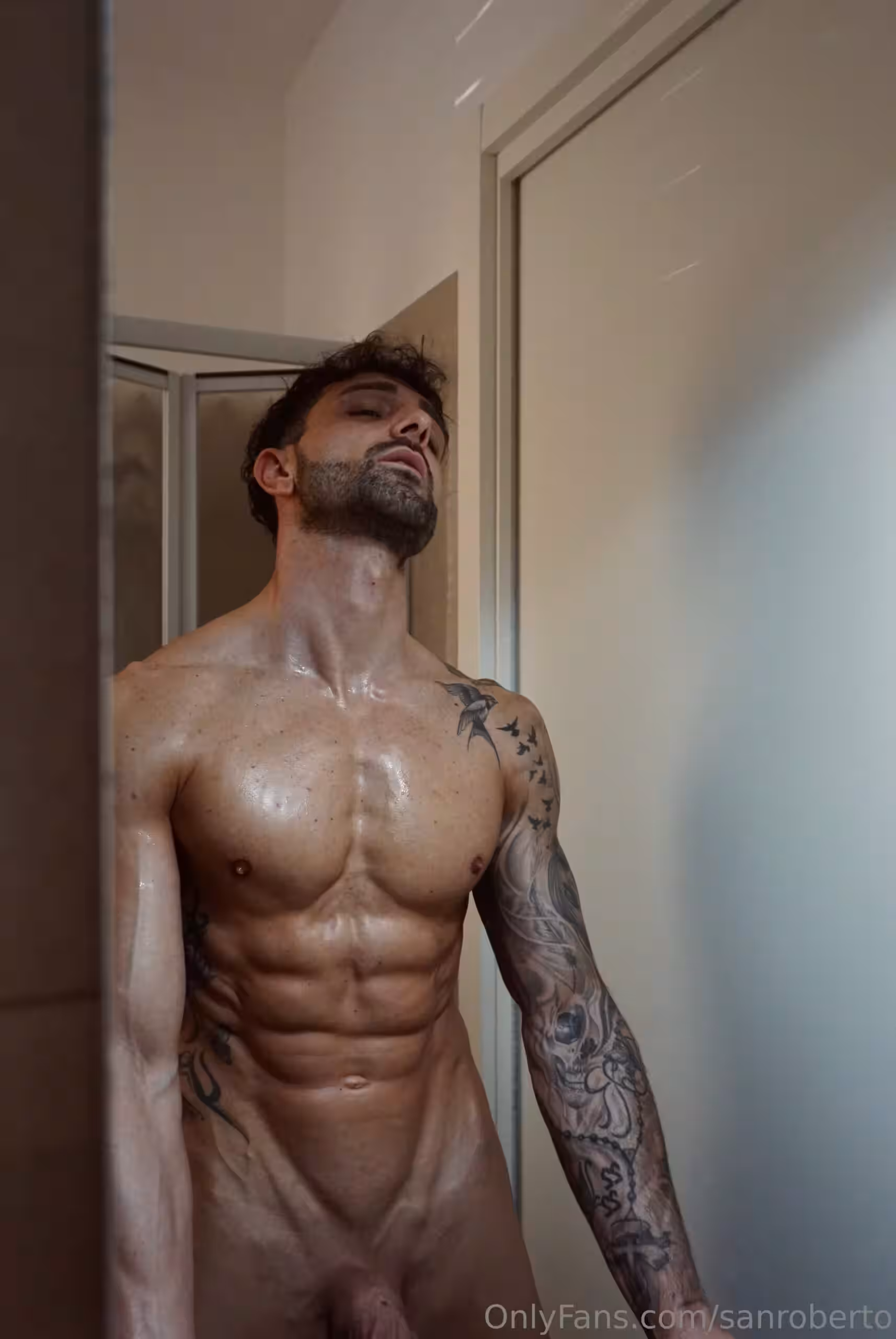 Confident  playing with himself muscle god Roberto Gatto nude
2