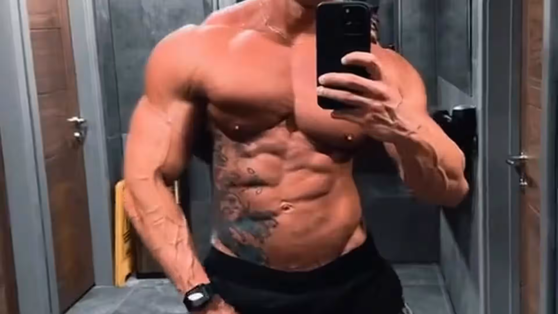 e-boy  glistening Charlie London nude
0