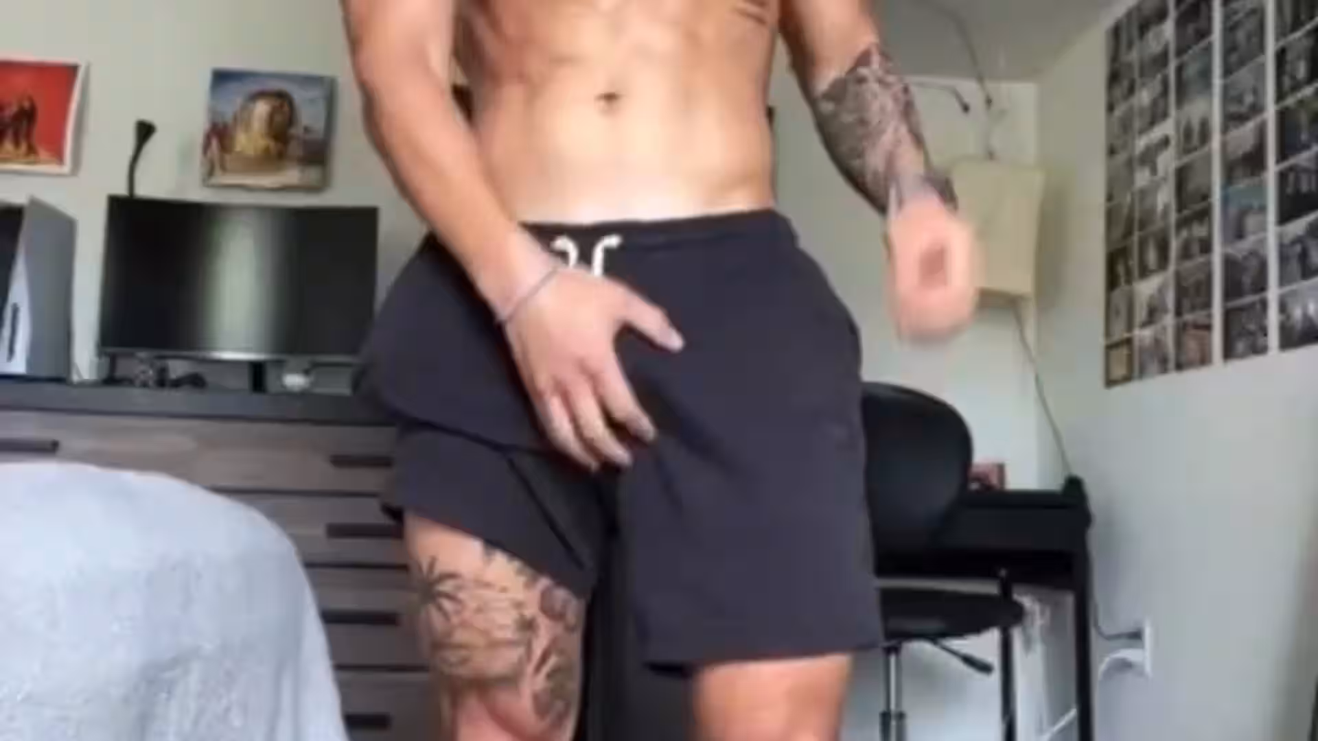 e-boy  pleasuring himself tiktoker Evan Lamicella nudes
0
