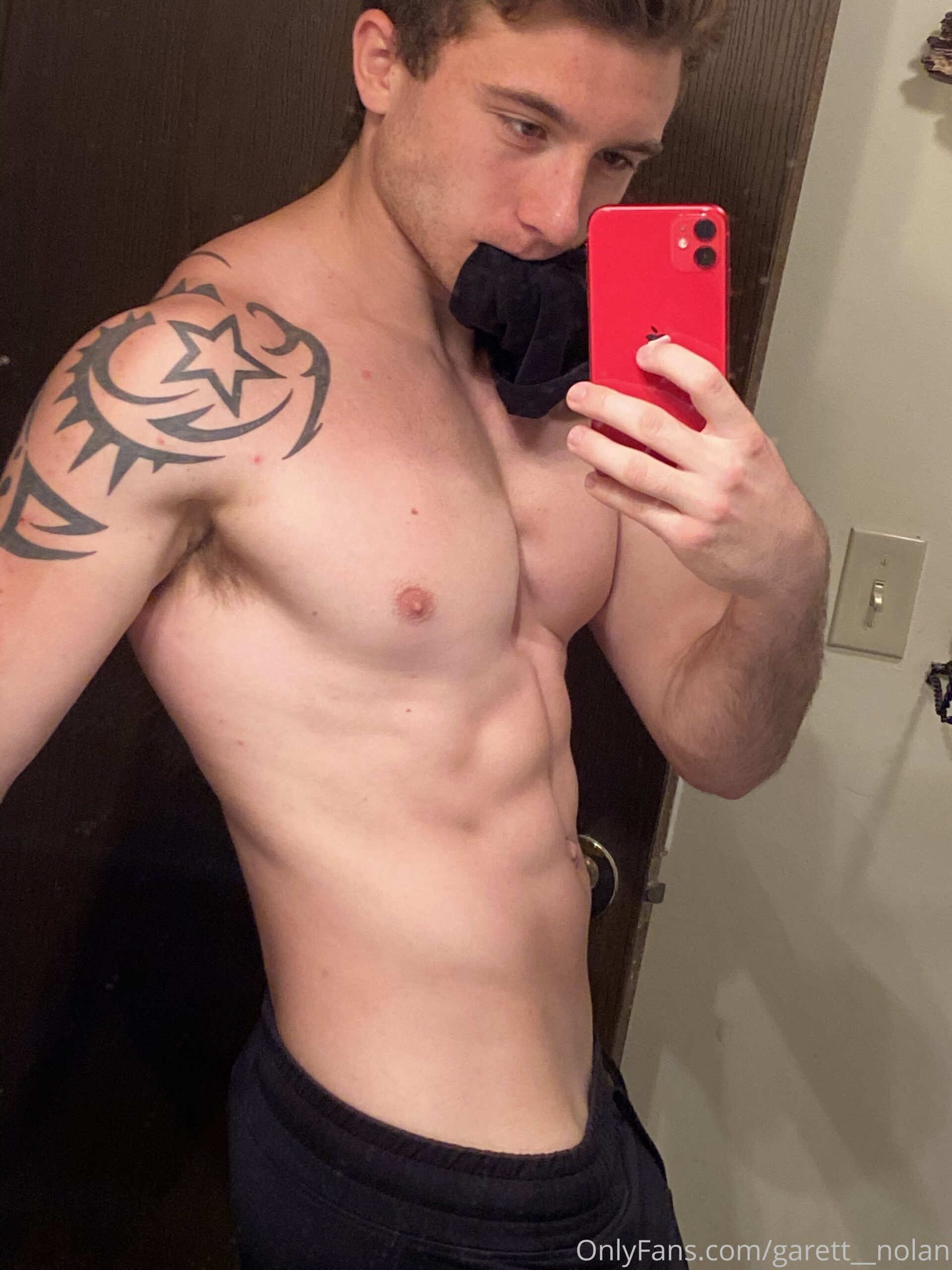 e-boy  TIKTOKER Garett Nolan joi
0