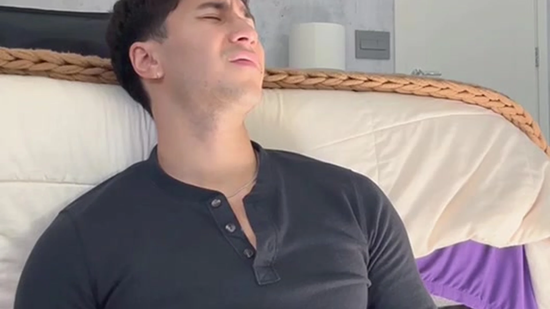 Evan Lamicella Jerks Off On Floor
5