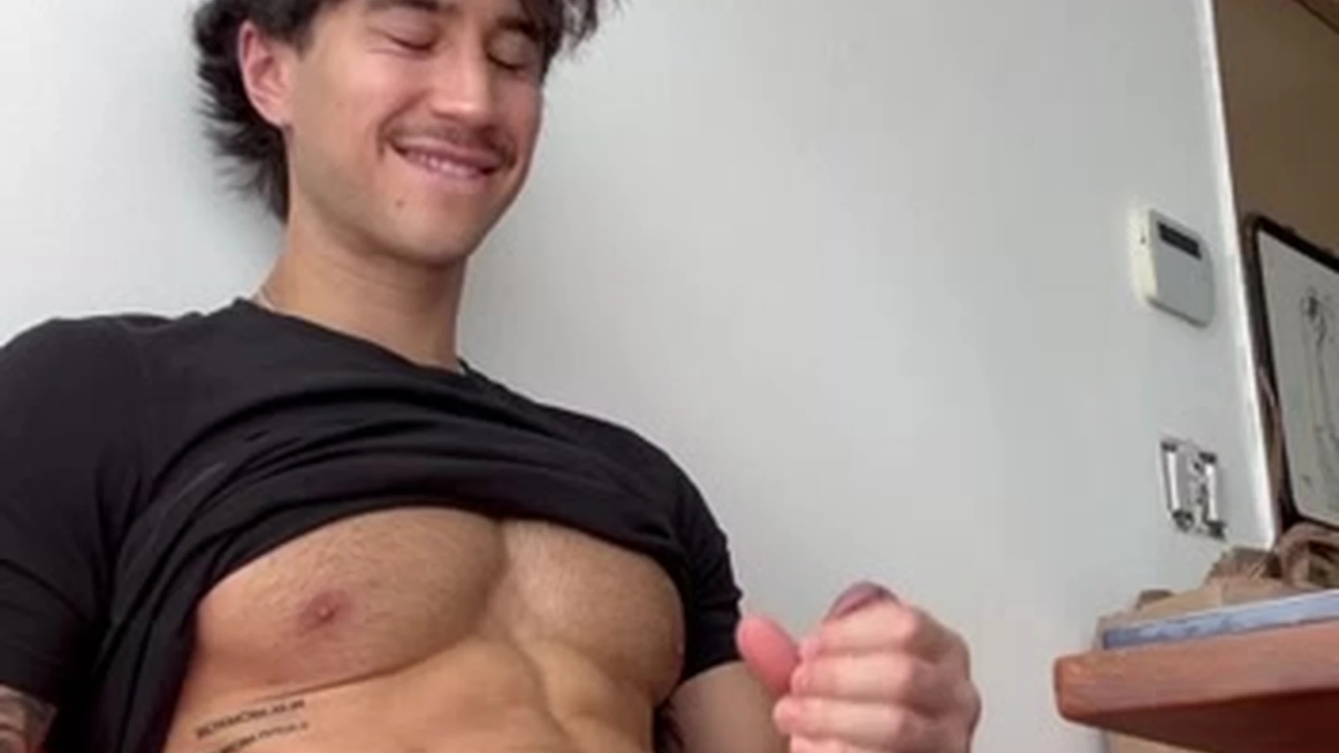 Evan Lamicella Jerks Off w Hot Smirk
1