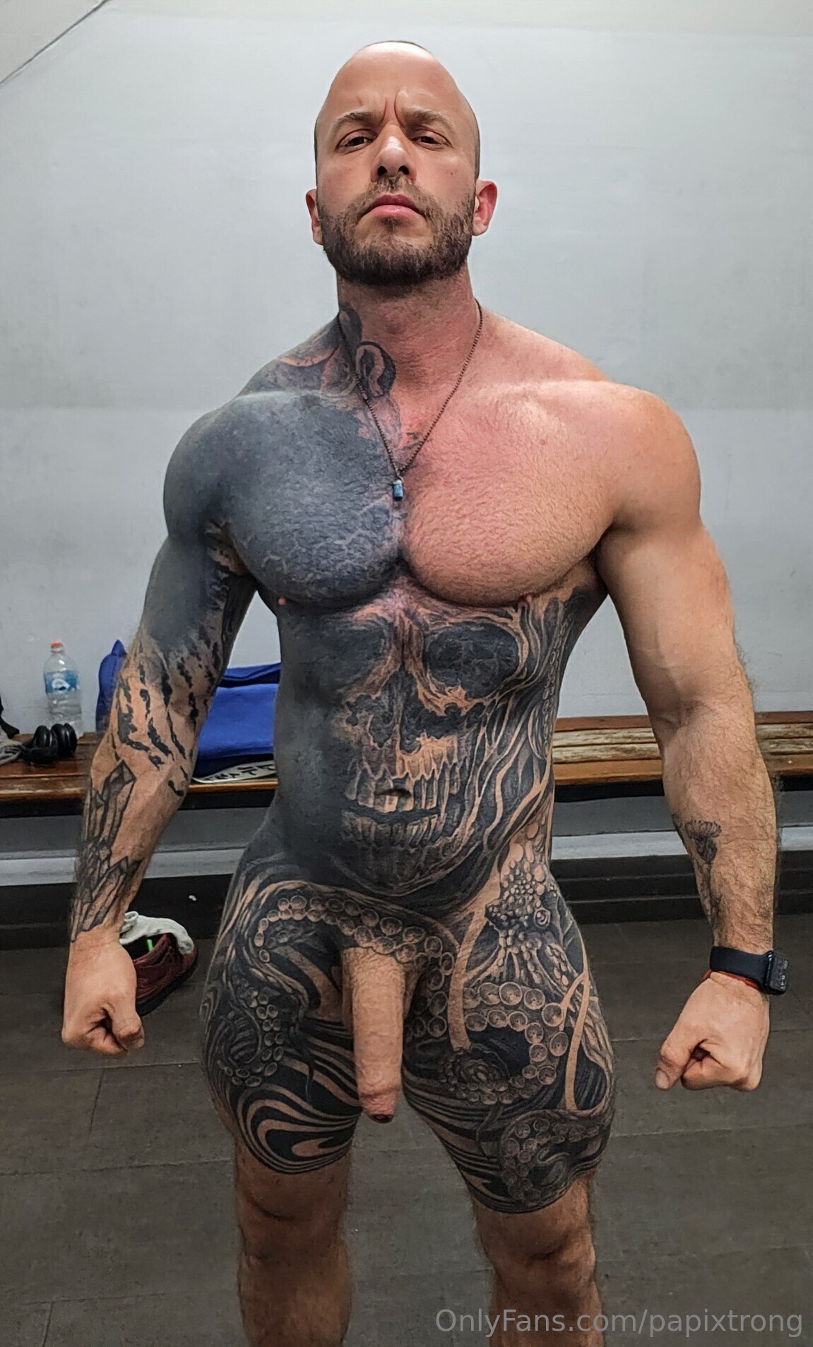 Exposed Confident  Chico bueno papixtrong
0